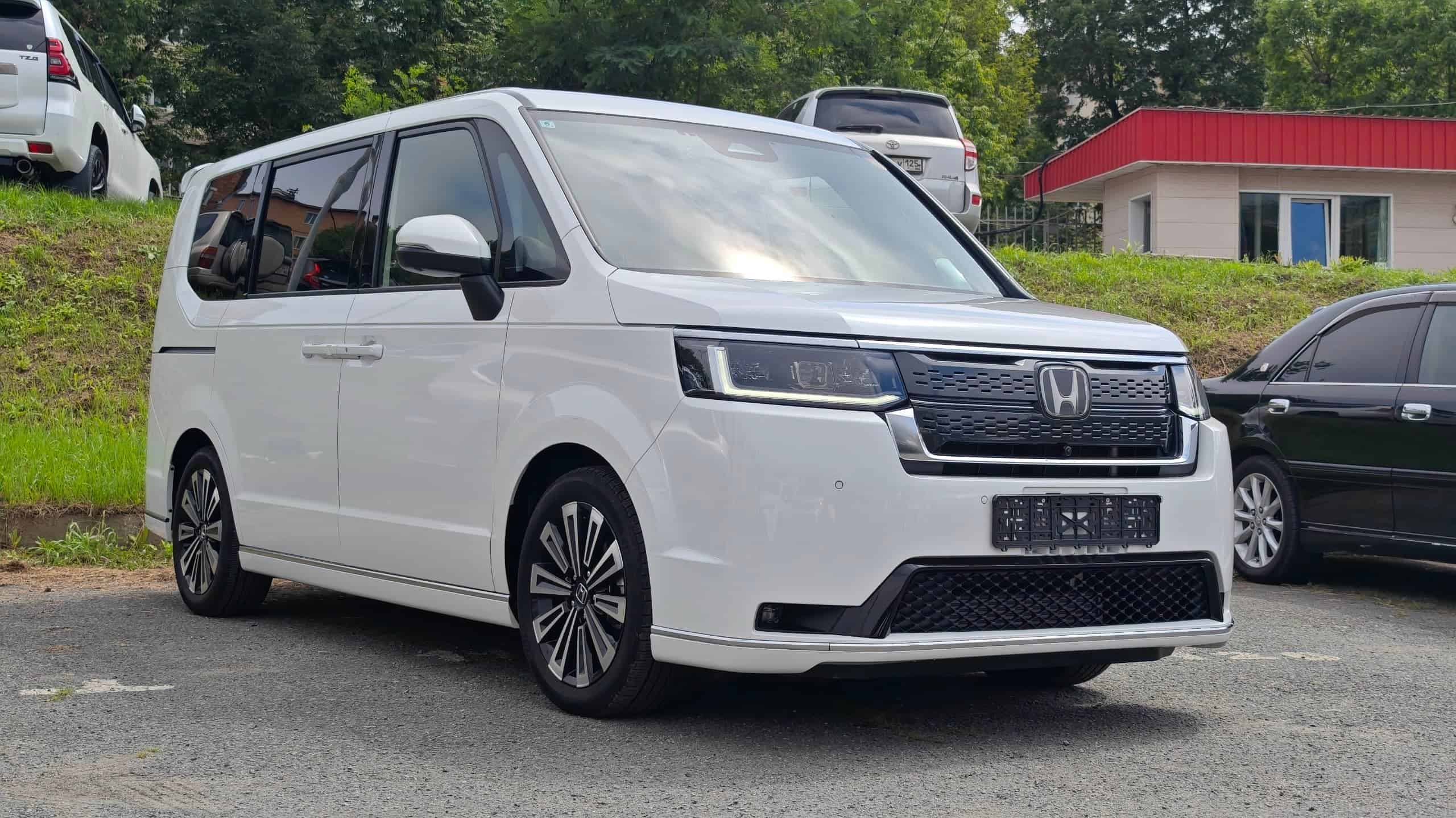 Honda Stepwgn Spada — во Владивостоке, спереди